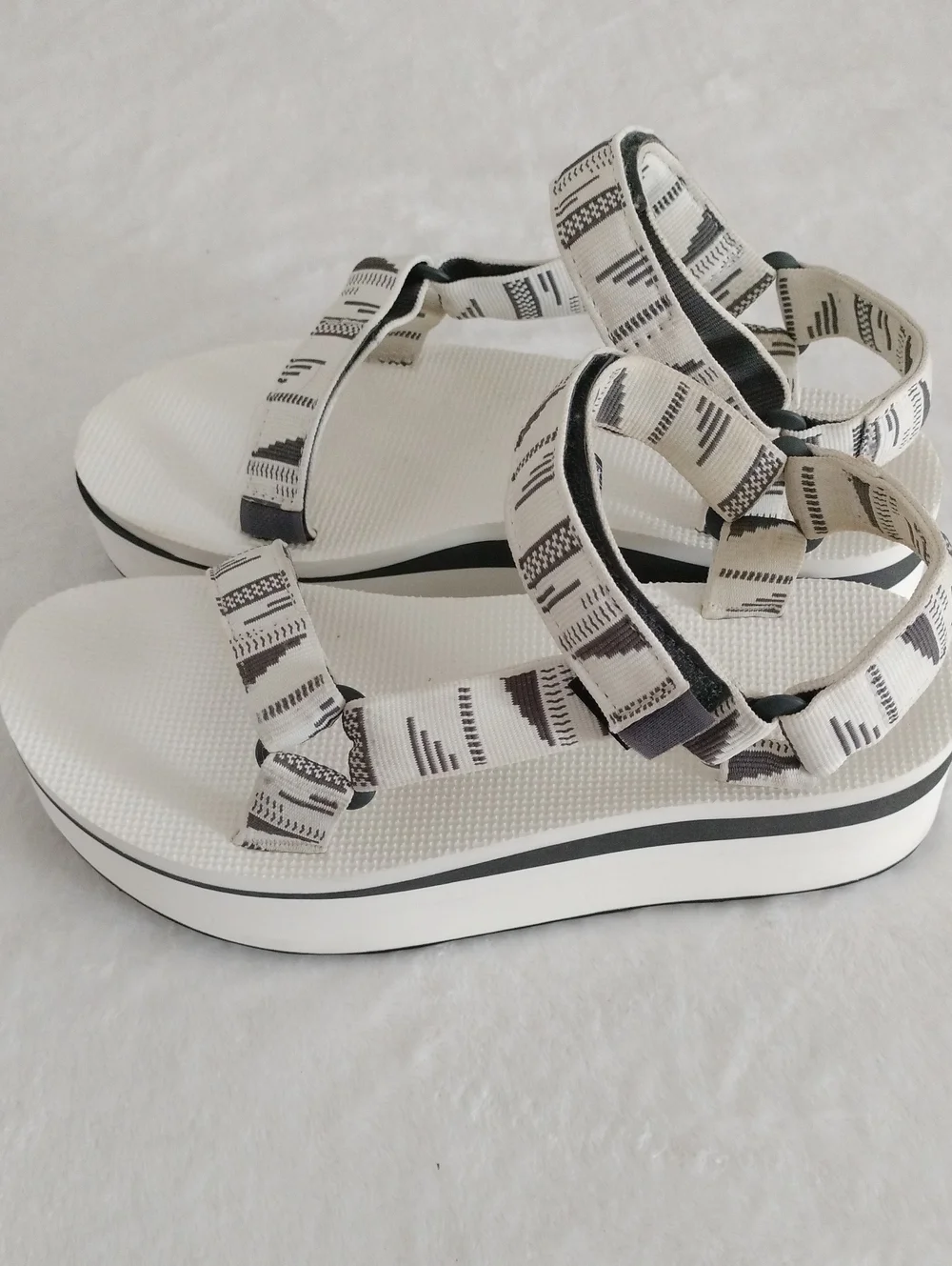 Tava Flatform Universal Platform Sandals Size 8
